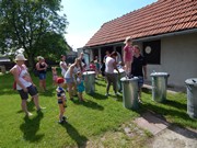 Společné odpoledne rodičů a dětí - natírání popelnic